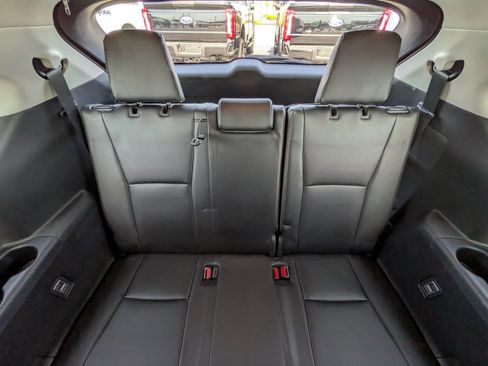 Used 2024 Toyota Highlander XLE AWD/4WD image 13