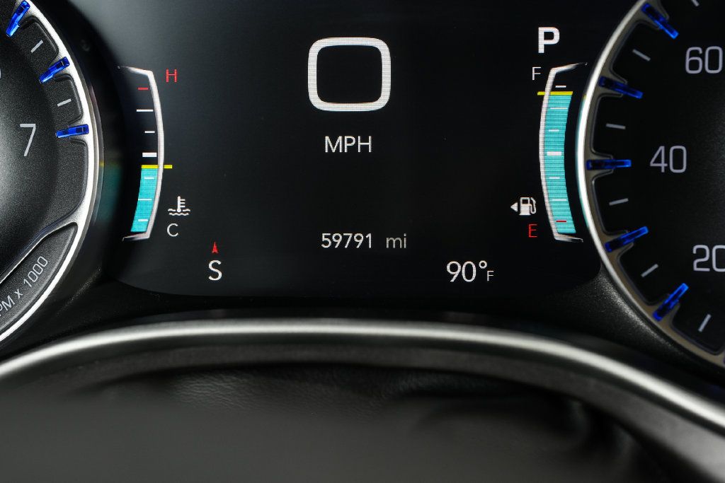 Used 2024 Chrysler Pacifica Touring-L FWD image 3