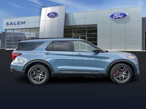 Used 2025 Ford Explorer ST image 3