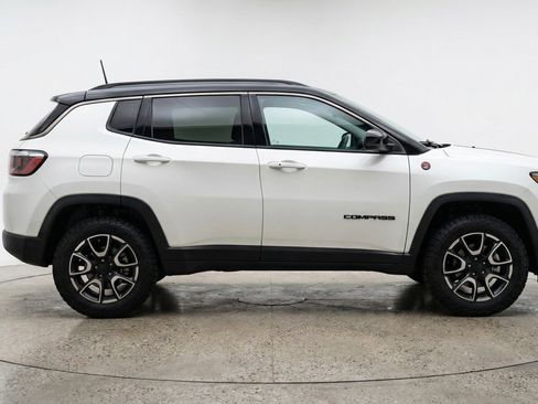 Used 2025 Jeep Compass Trailhawk image 11