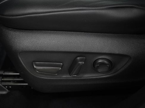 Used 2021 Toyota Highlander XLE AWD/4WD image 25