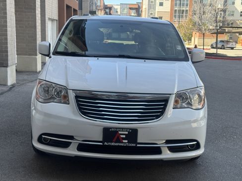 Used 2014 Chrysler Town & Country Touring image 9