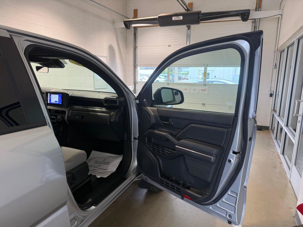 Certified 2024 Toyota Tacoma SR5 AWD/4WD image 10