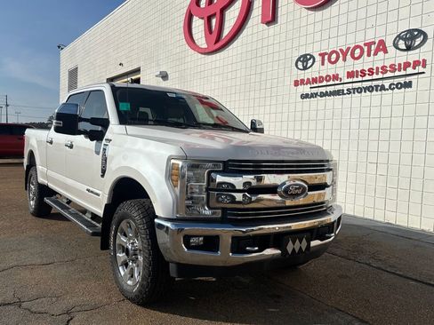 Used 2019 Ford F250 Lariat w/ Chrome Package image 3