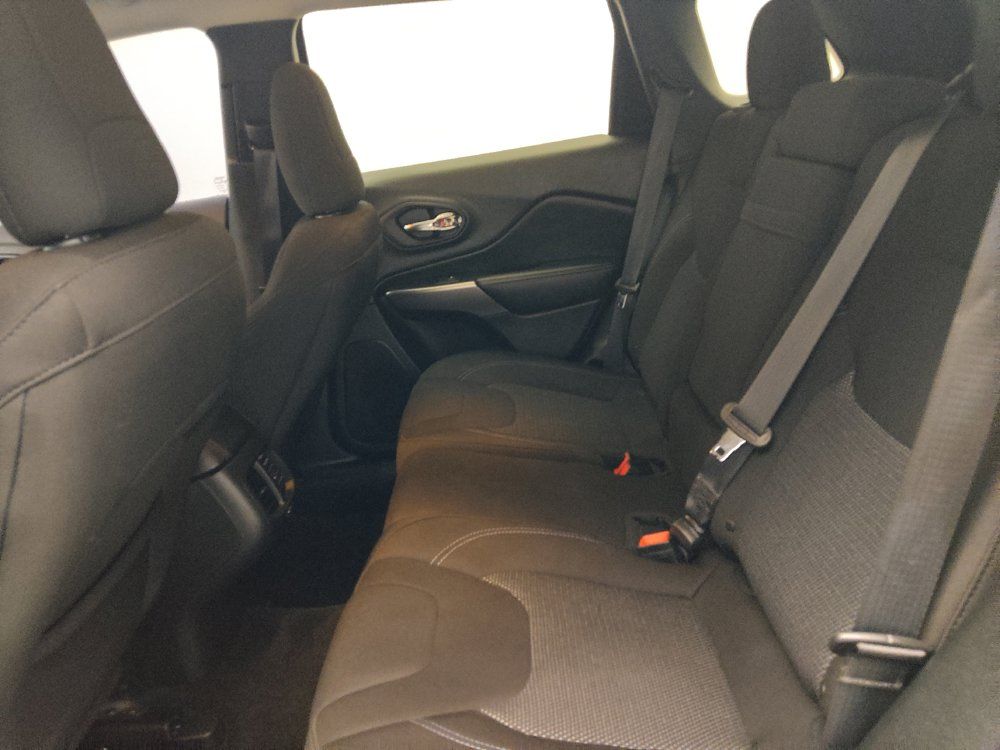 Used 2019 Jeep Cherokee Latitude w/ Popular Appearance Group AWD/4WD image 18