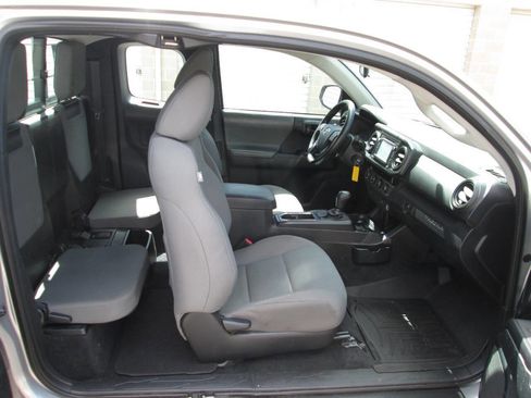 Used 2016 Toyota Tacoma SR5 w/ SR Convenience Package AWD/4WD image 19