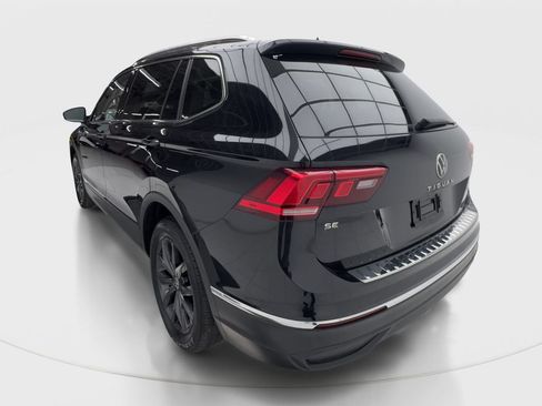 Used 2022 Volkswagen Tiguan SE w/ Panoramic Sunroof Package FWD image 10