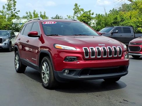 Used 2016 Jeep Cherokee Latitude w/ Cold Weather Group AWD/4WD image 3