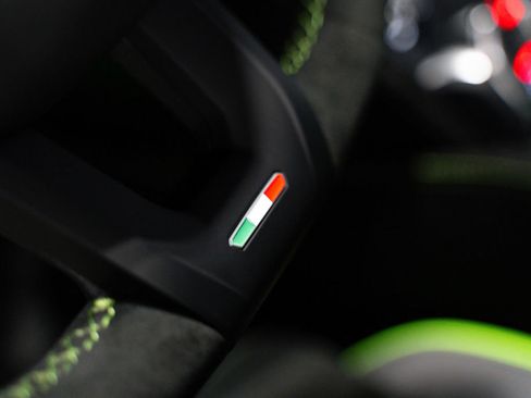 Used 2024 Lamborghini Urus Performante AWD/4WD image 6