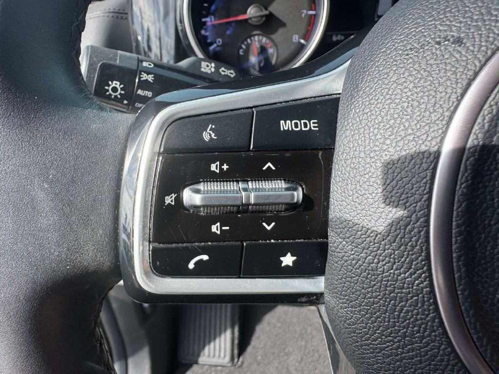 Used 2024 Kia Carnival EX FWD image 19