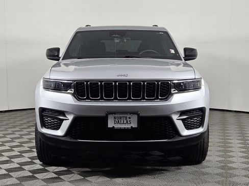 Used 2025 Jeep Grand Cherokee Laredo RWD image 2