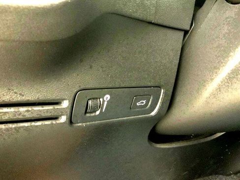 Used 2020 Volvo XC40 T5 R-Design image 23