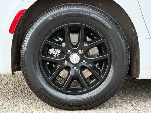 Used 2017 Chrysler Pacifica Touring FWD image 27
