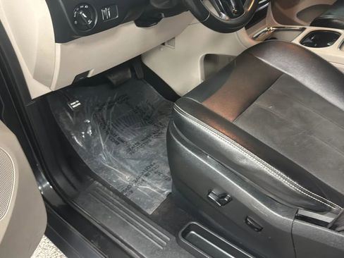 Used 2019 Dodge Grand Caravan SXT FWD image 25