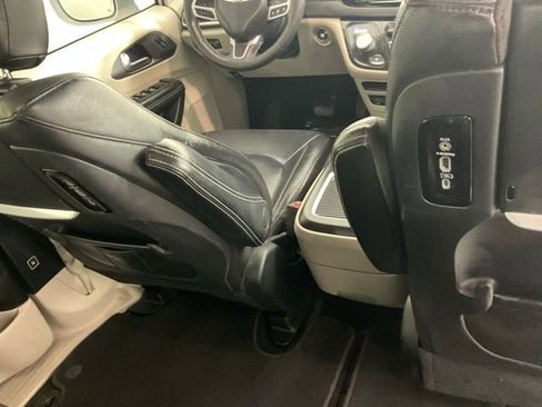 Used 2022 Chrysler Pacifica Touring-L w/ Uconnect Theater Family Group FWD image 21