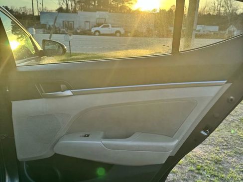 Used 2020 Hyundai Elantra SEL image 15