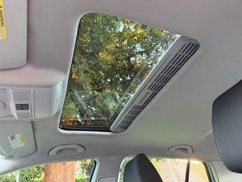 Used 2010 Volkswagen Golf 4-Door image 12