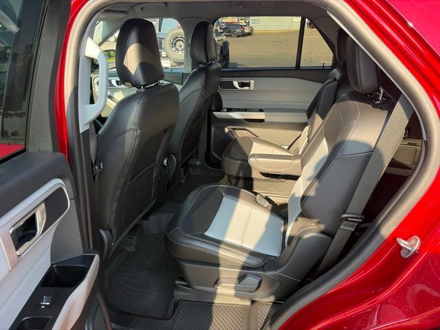 Used 2024 Ford Explorer XLT w/ Equipment Group 202A AWD/4WD image 21