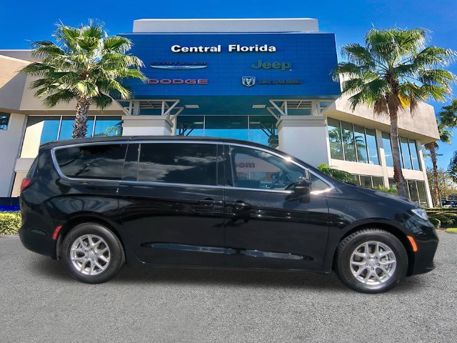 Used 2025 Chrysler Pacifica Select FWD image 4
