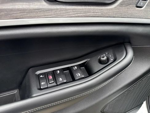 Used 2023 Jeep Grand Cherokee L Limited AWD/4WD image 19