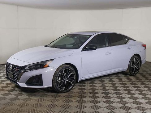 Used 2024 Nissan Altima 2.5 SR w/ SR Premium Package image 8