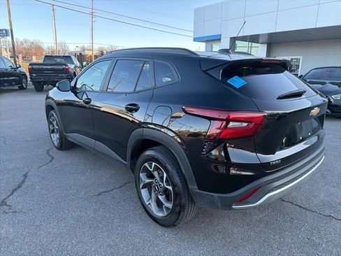 Used 2025 Chevrolet Trax LT w/ LT Convenience Package image 19