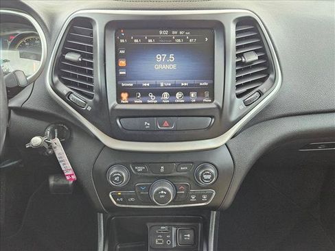 Used 2016 Jeep Cherokee Latitude w/ Safety/Convenience Group FWD image 14