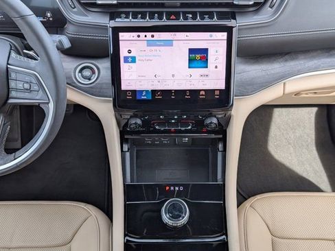 Used 2023 Jeep Grand Cherokee L Limited w/ Luxury Tech Group II image 7