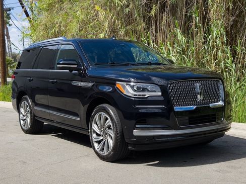 Used 2023 Lincoln Navigator Reserve image 2
