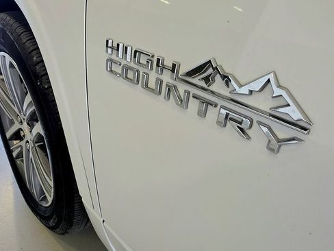 Used 2023 Chevrolet Traverse High Country AWD/4WD image 5