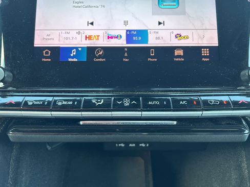 Certified 2024 Jeep Wagoneer L Series II w/ Flexible Seating Group image 21