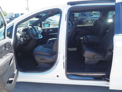 New 2025 Chrysler Pacifica Select w/ Uconnect Theater Family Group image 13
