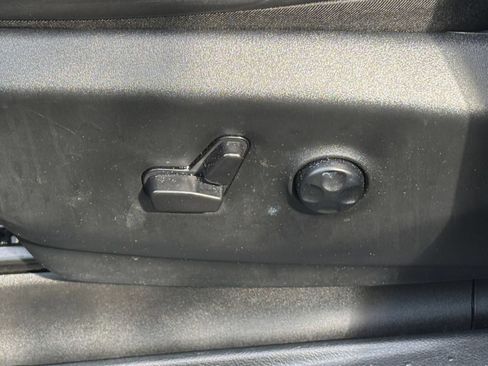 Used 2025 Chrysler Pacifica Limited FWD image 22