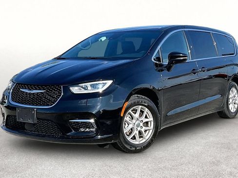 Used 2025 Chrysler Pacifica Select FWD image 13