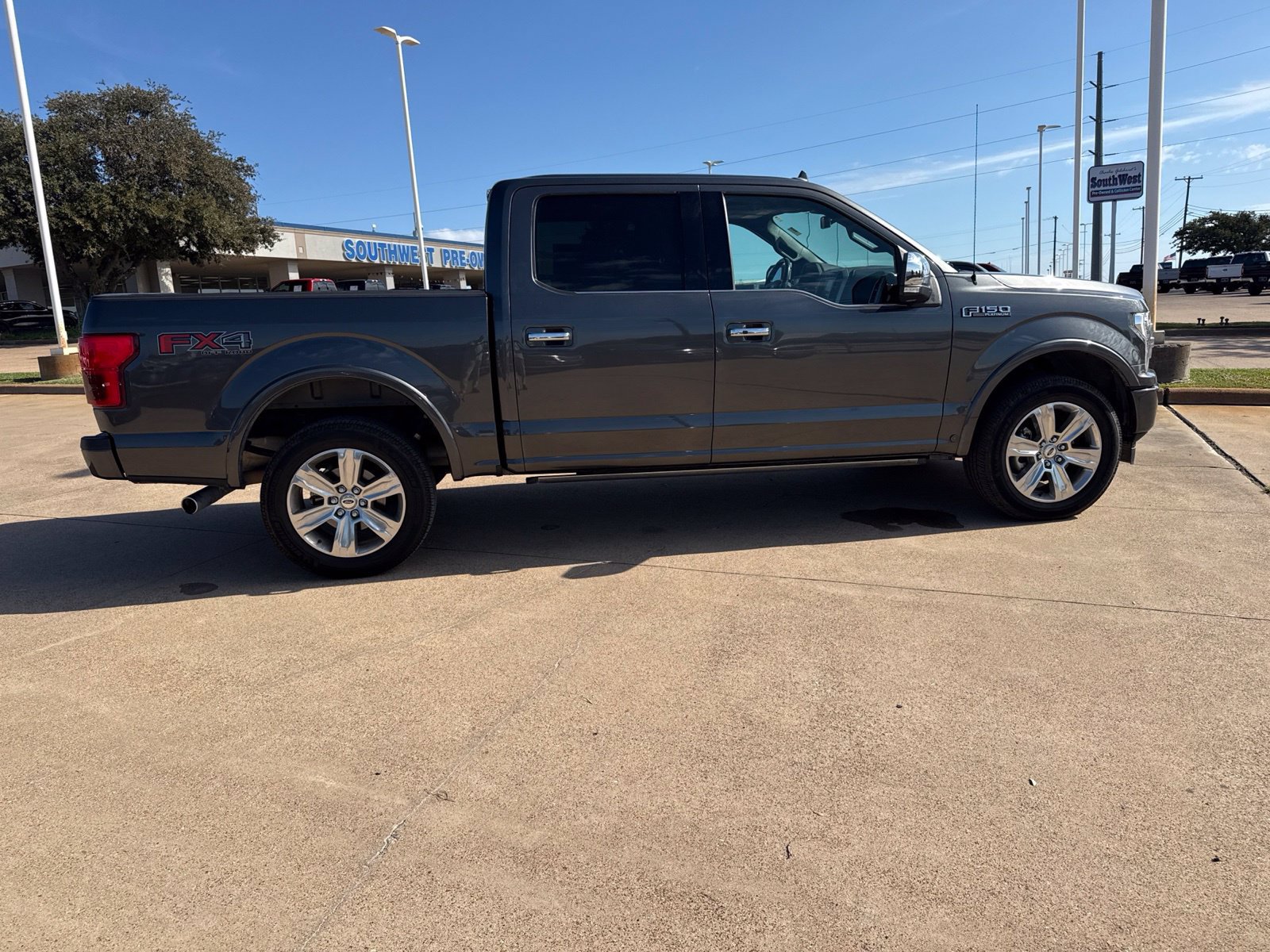 Used 2018 Ford F150 Platinum w/ Equipment Group 701A Luxury AWD/4WD image 8