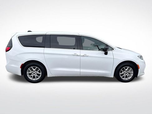 Used 2024 Chrysler Pacifica Touring FWD image 8