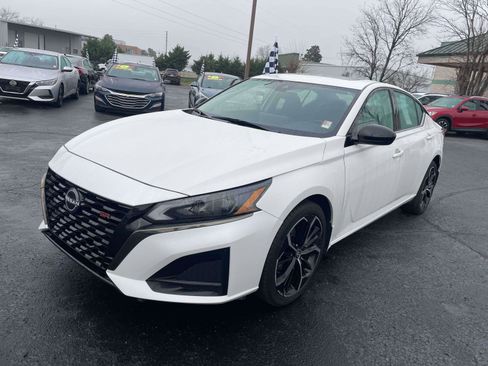 Used 2023 Nissan Altima 2.5 SR w/ SR Premium Package image 2