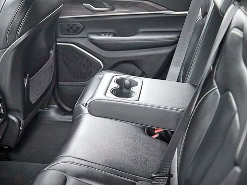 Used 2022 Jeep Grand Cherokee Limited image 24