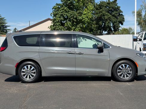 Used 2023 Chrysler Pacifica Touring-L FWD image 3