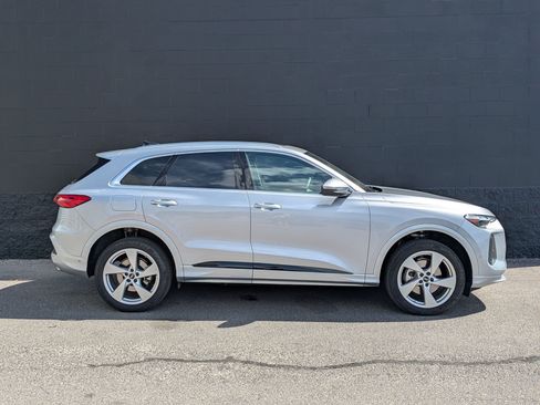 Used 2025 Audi Q5 Premium Plus w/ Premium Plus AWD/4WD image 4