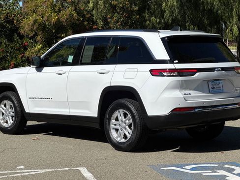 Used 2023 Jeep Grand Cherokee Laredo image 6