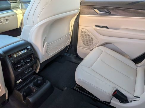 Used 2024 Jeep Grand Cherokee L Limited w/ Black Appearance Package AWD/4WD image 33