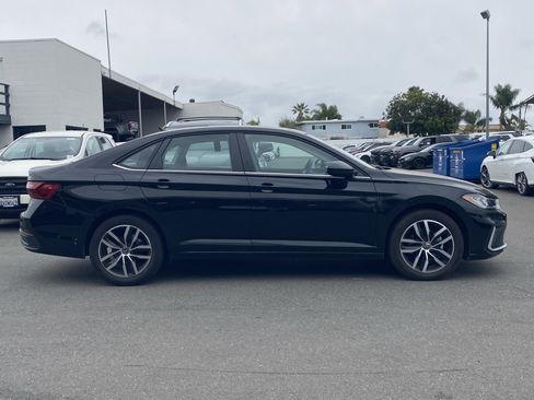 Used 2025 Volkswagen Jetta SE image 2