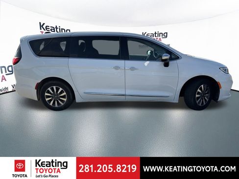 Used 2023 Chrysler Pacifica Limited image 8