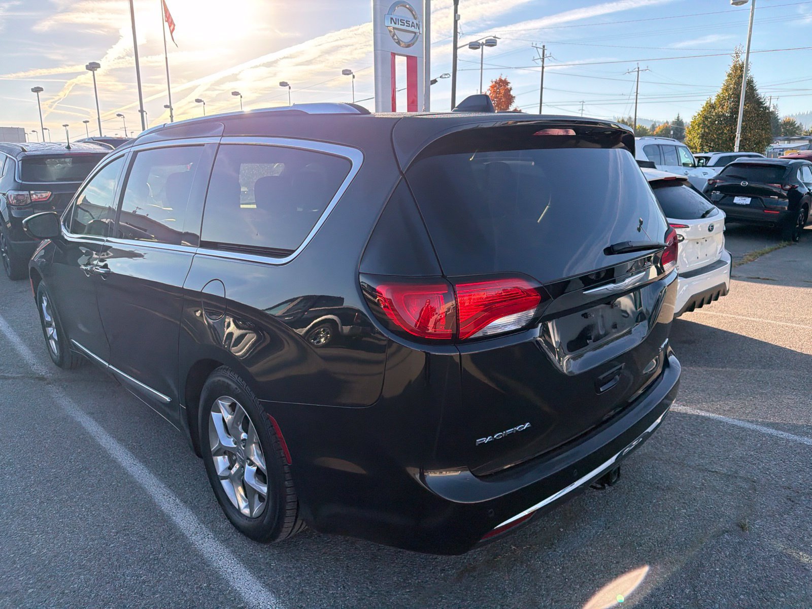 Used 2017 Chrysler Pacifica Limited w/ UConnect Theater Package FWD image 9