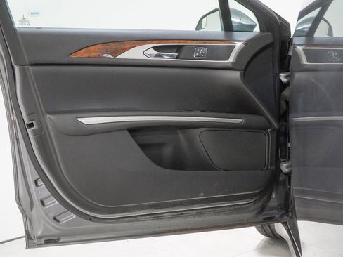 Used 2014 Lincoln MKZ image 17