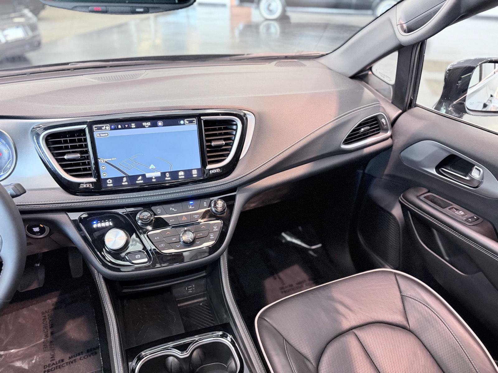 Used 2026 Chrysler Pacifica Limited FWD image 42