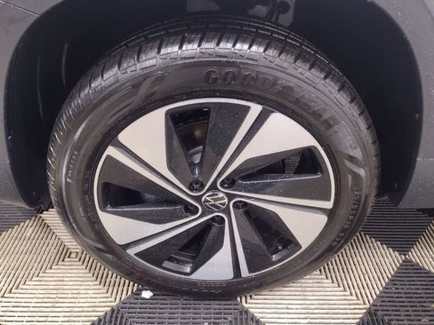 Used 2025 Volkswagen Taos SE image 6