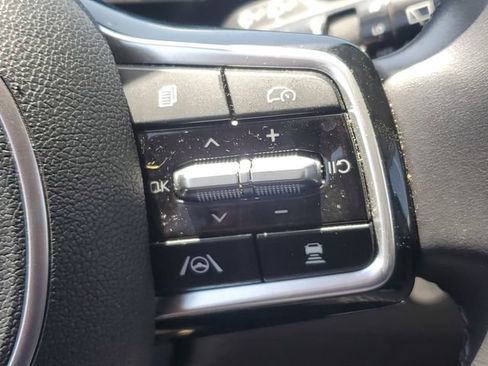 Used 2025 Kia Carnival FWD image 24