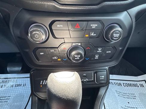 Used 2022 Jeep Renegade Trailhawk AWD/4WD image 19